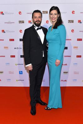 Pinar Atalay mit Ehemann Reha Omayer Pinar Atalay die Moderatorin wechselt nach 7 Jahren von von den ARD-Tagesthemen zu RTL. Das gab der Privatsender in einer Pressemitteilung bekannt. Ab dem 1. August werde Atalay demnach am Ausbau der Informations- und Nachrichtenangebote mitgestalten HH Deutschland *** Pinar Atalay with Husband Rehab Omayer Pinar Atalay the Moderator changes to 7 Years from from the ARD Tagesthemen to RTL the GAB the Private channel in a Press release known from the 1 August become Atalay therefore on Expansion the Information and News offers Mitgestalten HH Germany-stock-photo