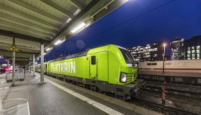 Hauptbahnhof Stuttgart. Bahnsteig mit Zug von Flixtrain. // 19.12.2024: Stuttgart, Baden-W?rttemberg, Deutschland, Europ-stock-foto
