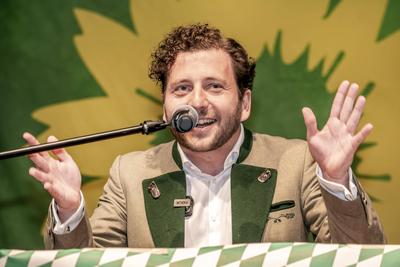 Felix Banaszak, GR?NEN-Bundesvorsitzender, Redner, Gr?ner Abend bei der Truderinger Festwoche, Volksfest im Stadtteil Trudering, M?nchen, 26.05.2025-stock-foto