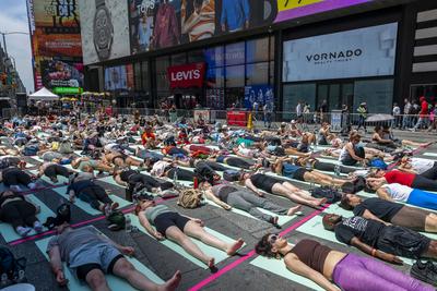 22nd annual Mind over Madness Yoga on the Summer Solstice in Times Square Yoga practitioners pack Times Square in New Yo-stock-foto