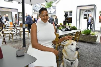 Cassandra Steen Saengerin mit ihrem Lou zu Gast beim Grand Opening Relais und Chateaux Hotel Diepeschrather M?hle Muehle by Nelson M?ller Mueeler am 26.05.2025 in Bergisch Gladbach NRW Deutschland *** Cassandra Steen Saengerin with her Lou as guest at the Grand Opening Relais and Chateaux Hotel Diepeschrather M?hle Muehle by Nelson M?ller Mueeler on 26 05 2025 in Bergisch Gladbach NRW Germany-stock-foto