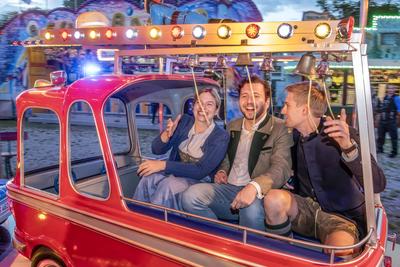Felix Banaszak, GR?NEN-Bundesvorsitzender,  im Feuerwehrauto eines Kinderkarussells, mit Katharina Schulze, Vorsitzende der Landtagsfraktion Bayern, und Dominik Krause, Zweiter B?rgermeister, Truderinger Festwoche, traditionelles bayerisches Volksfest i-stock-foto