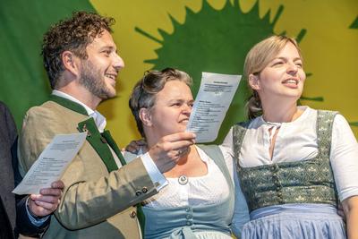 Felix Banaszak, GR?NEN-Bundesvorsitzender, singt die Bayernhymne, mit Katharina Schulze, Vorsitzende der Landtagsfraktion, und Sanne Kurz, MdL, Gr?ner Abend bei der Truderinger Festwoche, Volksfest im Stadtteil Trudering, M?nchen, 26.05.2025-stock-foto