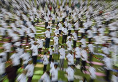 UN International Day of Yoga in Doha People perform in the yoga event organised by the Indian embassy in collaboration w-stock-foto