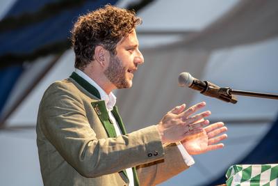 Felix Banaszak, GR?NEN-Bundesvorsitzender, Redner, Gr?ner Abend bei der Truderinger Festwoche, Volksfest im Stadtteil Trudering, M?nchen, 26.05.2025-stock-foto
