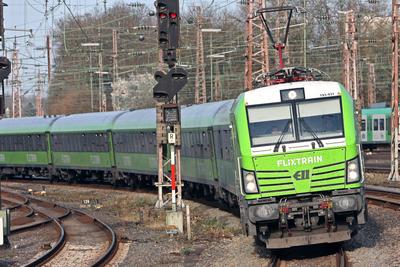 Privates Bahnunternehmen im Fernverkehr Ein Zug des Unternehmens Flixtrain durchquert das Ruhrgebiet mit Halt in Essen E-stock-foto