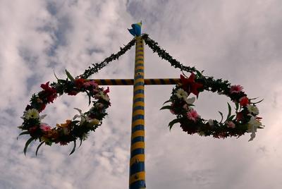 Midsommar bzw Mittsommer Baum. Als Mittsommerfest werden die Feierlichkeiten zur Sommersonnenwende bezeichnet. In den sk-stock-foto