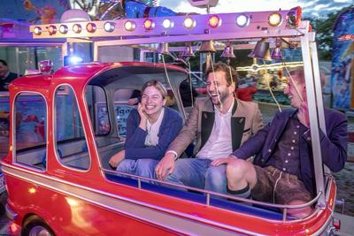 Felix Banaszak, GR?NEN-Bundesvorsitzender, im Feuerwehrauto eines Kinderkarussells, mit Katharina Schulze, Vorsitzende der Landtagsfraktion Bayern, und Dominik Krause, Zweiter B?rgermeister, Truderinger Festwoche, traditionelles bayerisches Volksfest im-stock-foto