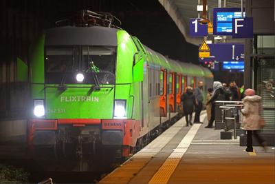 Privates Bahnunternehmen im Fernverkehr Ein Zug des Unternehmens Flixtrain durchquert das Ruhrgebiet mit Halt in Essen E-stock-foto