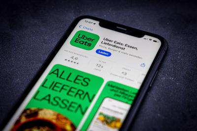 Apple App Store auf einem iPhone. Apps Charts (gratis). Uber eats - Essen & Lieferdienst. // 20.04.2025 *** Apple App St-stock-foto