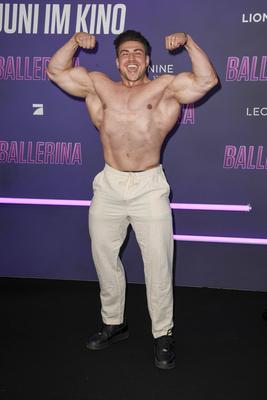 Johny Muenster zu Gast auf dem schwarzen Teppich bei der Deutschland Premiere des Kino Films From The World of John Wick Ballerina im Kino Zoopalast am 26.05.2025 in Berlin Berlin Deutschland *** Johny Muenster as a guest on the black carpet at the German premiere of the movie From The World of John Wick Ballerina at the cinema Zoopalast on 26 05 2025 in Berlin Berlin Germany-stock-foto