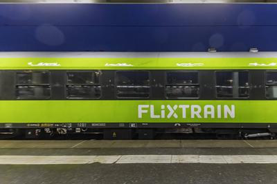 Hauptbahnhof Stuttgart. Bahnsteig mit Zug von Flixtrain. // 19.12.2024: Stuttgart, Baden-W?rttemberg, Deutschland, Europ-stock-foto
