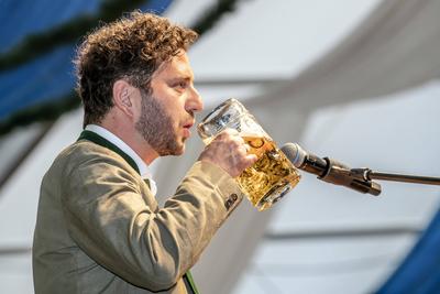 Felix Banaszak, GR?NEN-Bundesvorsitzender, trinkt einen Schluck Bier, Gr?ner Abend bei der Truderinger Festwoche, Volksfest im Stadtteil Trudering, M?nchen, 26.05.2025-stock-foto