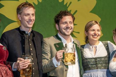 Felix Banaszak, GR?NEN-Bundesvorsitzender, Katharina Schulze, Vorsitzende der Landtagsfraktion Bayern, und Dominik Krause, Zweiter B?rgermeister, Gr?ner Abend bei der Truderinger Festwoche, Volksfest im Stadtteil Trudering, M?nchen, 26.05.2025-stock-foto