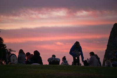 Summer Solstice Sunrise A Yoga class in the grounds of Hadleigh Castle in Essex UK greet the sunrise on the morning of t-stock-foto