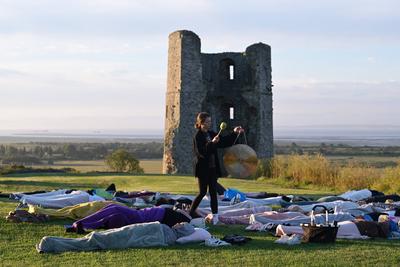 Summer Solstice Sunrise A Yoga class in the grounds of Hadleigh Castle in Essex UK greet the sunrise on the morning of t-stock-foto