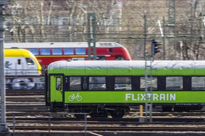 Gleisvorfeld am Hauptbahnhof Stuttgart mit Zug von Flixtrain. Noch fahren hier Z?ge. Nach Abschluss des Projekts Stuttga-stock-foto