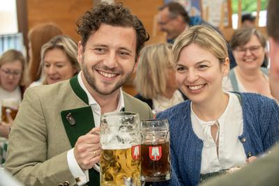 Felix Banaszak, GR?NEN-Bundesvorsitzender, mit Katharina Schulze, Vorsitzende der Landtagsfraktion, Gr?ner Abend bei der Truderinger Festwoche, Volksfest im Stadtteil Trudering, M?nchen, 26.05.2025-stock-foto