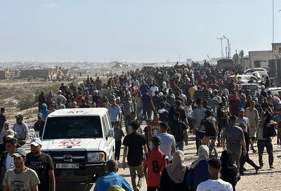 Palestinians seeking aid gather near an aid distribution site run by the U.S.-backed Gaza Humanitarian Foundation-stock-foto