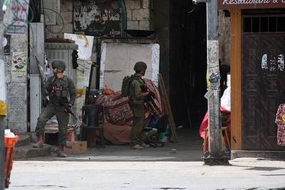 Israeli security forces raid money exchange and gold shops in the central market-stock-foto