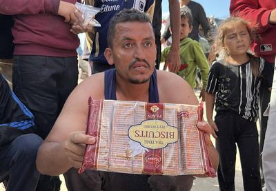 Palestinians seeking aid gather near an aid distribution site run by the U.S.-backed Gaza Humanitarian Foundation-stock-foto