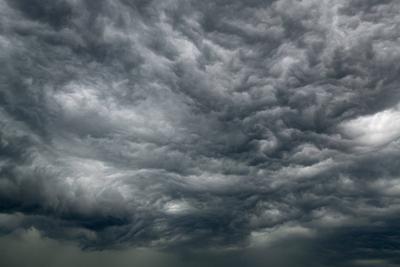 Luftaufnahme. Dunkle Wolken am Himmel wie hier in Siegen-Oberschelden. Nach sehr heissen Temperaturen, braut sich am Abe-stock-foto