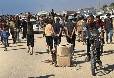 Palestinians seeking aid gather near an aid distribution site run by the U.S.-backed Gaza Humanitarian Foundation-stock-foto