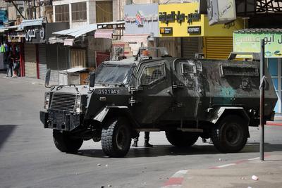 Israeli security forces raid money exchange and gold shops in the central market-stock-foto