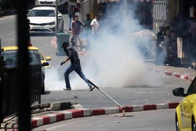 Israeli security forces raid money exchange and gold shops in the central market-stock-foto