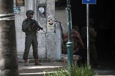 Israeli security forces raid money exchange and gold shops in the central market-stock-foto