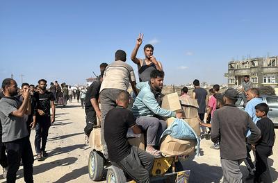 Palestinians seeking aid gather near an aid distribution site run by the U.S.-backed Gaza Humanitarian Foundation-stock-foto