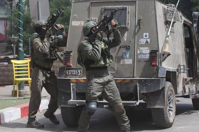 Israeli security forces raid money exchange and gold shops in the central market-stock-foto