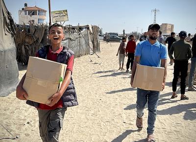 Palestinians seeking aid gather near an aid distribution site run by the U.S.-backed Gaza Humanitarian Foundation-stock-foto