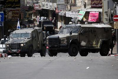 Israeli security forces raid money exchange and gold shops in the central market-stock-foto