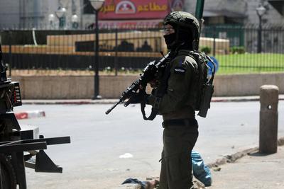 Israeli security forces raid money exchange and gold shops in the central market-stock-foto