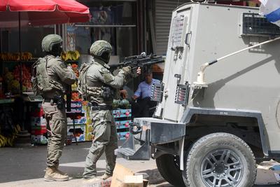 Israeli security forces raid money exchange and gold shops in the central market-stock-foto