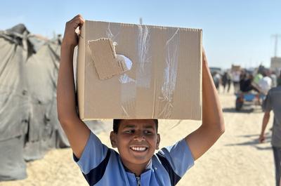 Palestinians seeking aid gather near an aid distribution site run by the U.S.-backed Gaza Humanitarian Foundation-stock-foto