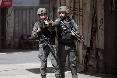 Israeli security forces raid money exchange and gold shops in the central market-stock-foto