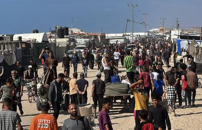 Palestinians seeking aid gather near an aid distribution site run by the U.S.-backed Gaza Humanitarian Foundation-stock-foto