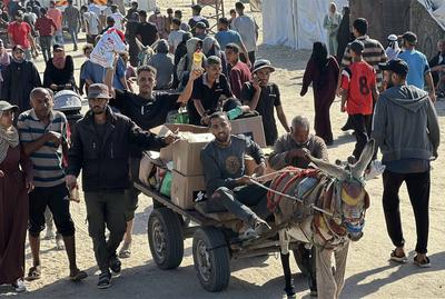 Palestinians seeking aid gather near an aid distribution site run by the U.S.-backed Gaza Humanitarian Foundation-stock-foto