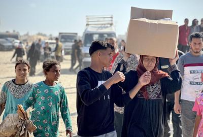 Palestinians seeking aid gather near an aid distribution site run by the U.S.-backed Gaza Humanitarian Foundation-stock-foto