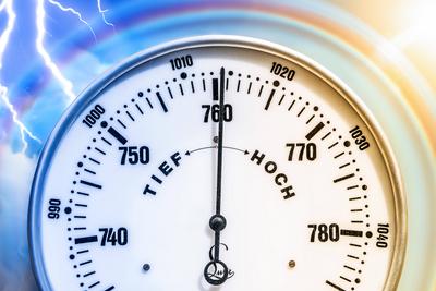 Wetterwechsel im Sommer, schwere Gewitter m?glich, Barometer steht auf ver?nderlich, August 2024 Deutschland, August 202-stock-foto