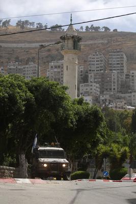 Israeli security forces raid money exchange and gold shops in the central market-stock-foto