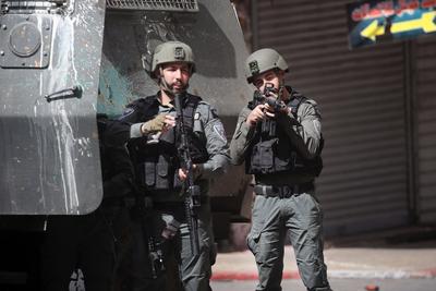 Israeli security forces raid money exchange and gold shops in the central market-stock-foto