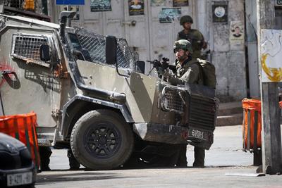 Israeli security forces raid money exchange and gold shops in the central market-stock-foto