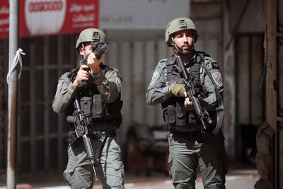 Israeli security forces raid money exchange and gold shops in the central market-stock-foto