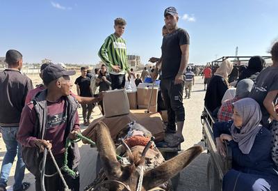 Palestinians seeking aid gather near an aid distribution site run by the U.S.-backed Gaza Humanitarian Foundation-stock-foto