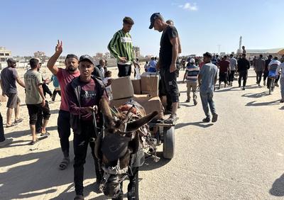 Palestinians seeking aid gather near an aid distribution site run by the U.S.-backed Gaza Humanitarian Foundation-stock-foto