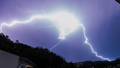 Wetter 2022-06-27, GER, Bayern, Passau: Heftige Blitze am Himmel ?ber Passau, Hitzegewitter, Sommergewitter am Siebensc-stock-foto