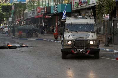 Israeli security forces raid money exchange and gold shops in the central market-stock-foto